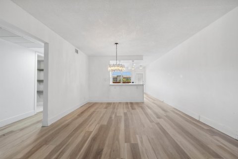 Condo in Coconut Creek, Florida, 2 bedrooms  № 2146077 - photo 8