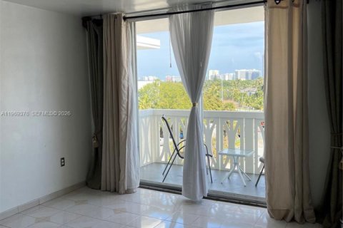 Condo in Miami Beach, Florida, 1 bedroom  № 2030198 - photo 8