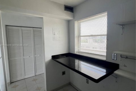 Condo in Miami Beach, Florida, 1 bedroom  № 2030198 - photo 11