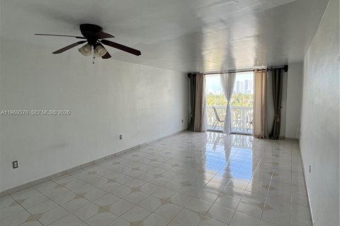 Condo in Miami Beach, Florida, 1 bedroom  № 2030198 - photo 14