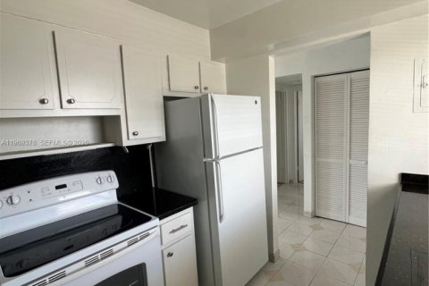 Condo in Miami Beach, Florida, 1 bedroom  № 2030198 - photo 10