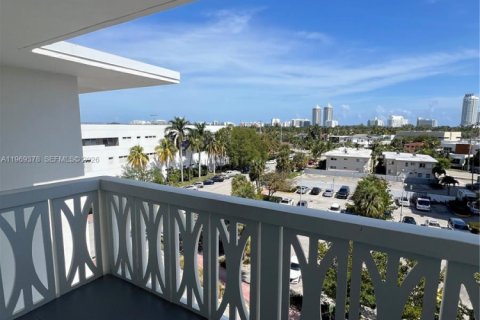Condo in Miami Beach, Florida, 1 bedroom  № 2030198 - photo 6