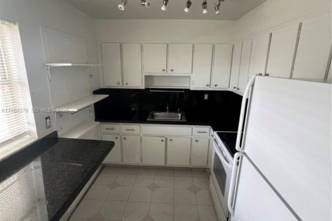 Condo in Miami Beach, Florida, 1 bedroom  № 2030198 - photo 12