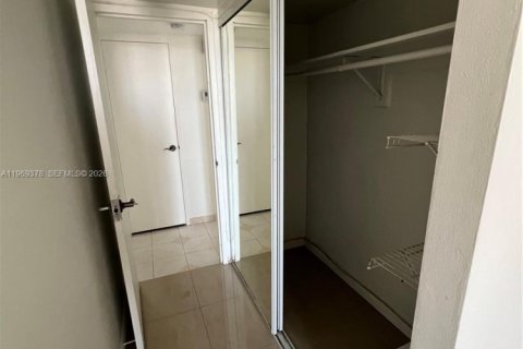 Condo in Miami Beach, Florida, 1 bedroom  № 2030198 - photo 20