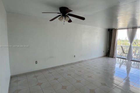 Condo in Miami Beach, Florida, 1 bedroom  № 2030198 - photo 9