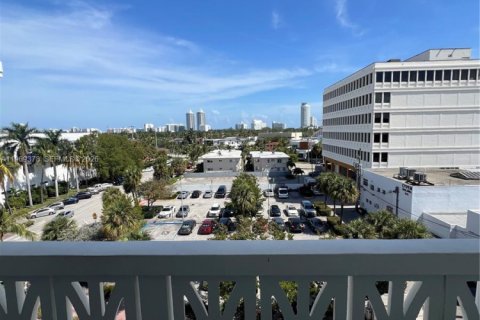Condo in Miami Beach, Florida, 1 bedroom  № 2030198 - photo 3