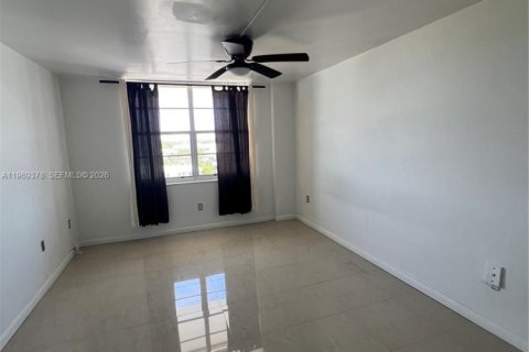 Condo in Miami Beach, Florida, 1 bedroom  № 2030198 - photo 19