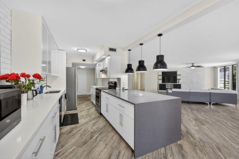 Condo in Lake Worth, Florida, 2 bedrooms № 2187358 - photo 19