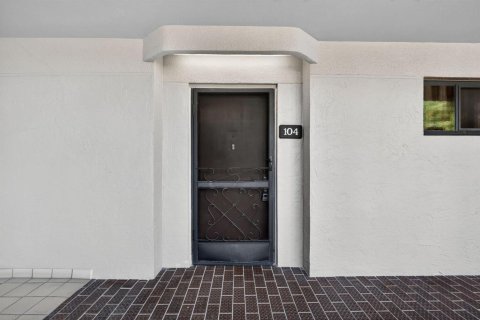 Condo in Lake Worth, Florida, 2 bedrooms № 2187358 - photo 9