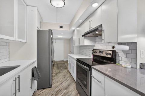 Condo in Lake Worth, Florida, 2 bedrooms № 2187358 - photo 16
