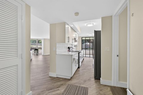 Condo in Lake Worth, Florida, 2 bedrooms № 2187358 - photo 10