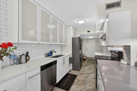 Condo in Lake Worth, Florida, 2 bedrooms № 2187358 - photo 17