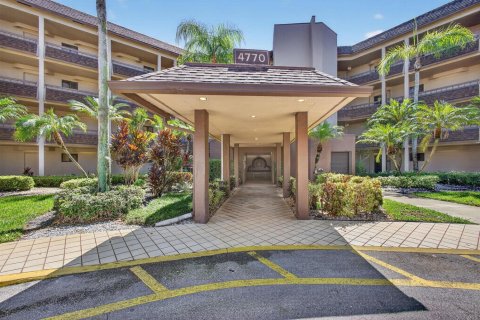 Condo in Lake Worth, Florida, 2 bedrooms № 2187358 - photo 4
