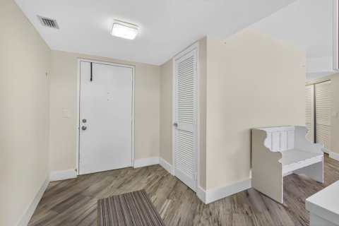 Condo in Lake Worth, Florida, 2 bedrooms № 2187358 - photo 11