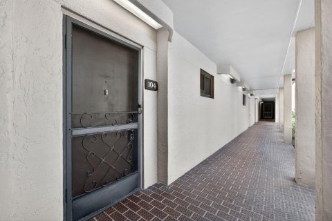 Condo in Lake Worth, Florida, 2 bedrooms № 2187358 - photo 8