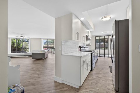 Condo in Lake Worth, Florida, 2 bedrooms № 2187358 - photo 13