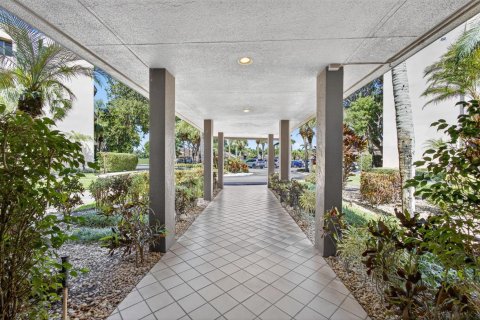 Condo in Lake Worth, Florida, 2 bedrooms № 2187358 - photo 6