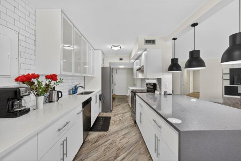 Condo in Lake Worth, Florida, 2 bedrooms № 2187358 - photo 18