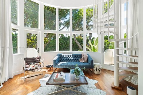 House in Miami Beach, Florida 6 bedrooms, 407.75 sq.m. № 1943896 - photo 22