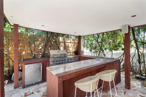 House in Miami Beach, Florida 6 bedrooms, 407.75 sq.m. № 1943896 - photo 5