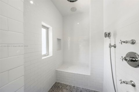 House in Miami Beach, Florida 6 bedrooms, 407.75 sq.m. № 1943896 - photo 26