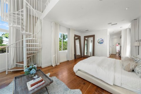 House in Miami Beach, Florida 6 bedrooms, 407.75 sq.m. № 1943896 - photo 23