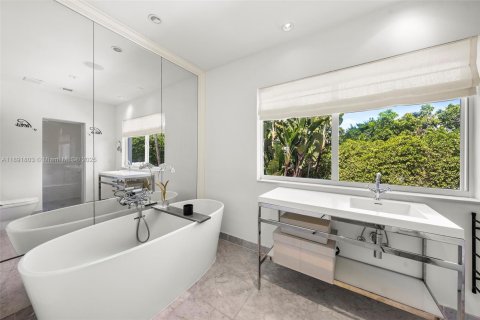 House in Miami Beach, Florida 6 bedrooms, 407.75 sq.m. № 1943896 - photo 25