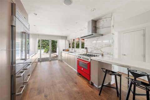 House in Miami Beach, Florida 6 bedrooms, 407.75 sq.m. № 1943896 - photo 16