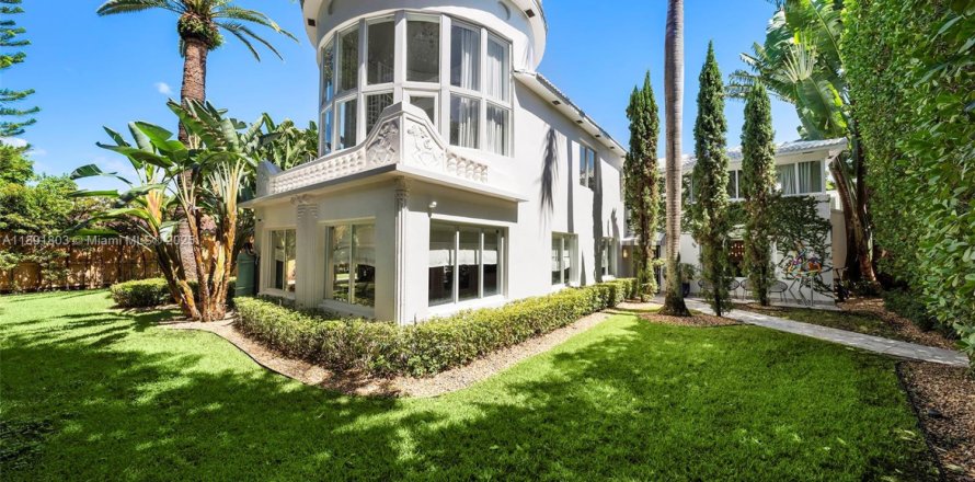 House in Miami Beach, Florida 6 bedrooms, 407.75 sq.m. № 1943896