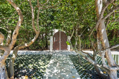 House in Miami Beach, Florida 6 bedrooms, 407.75 sq.m. № 1943896 - photo 6