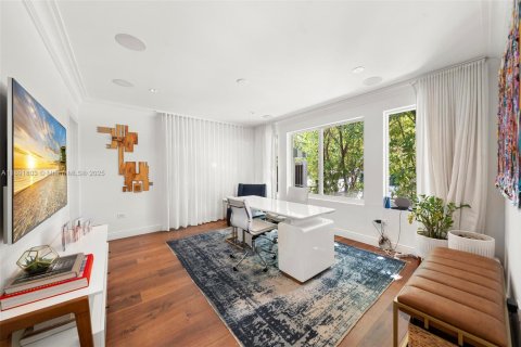 House in Miami Beach, Florida 6 bedrooms, 407.75 sq.m. № 1943896 - photo 13