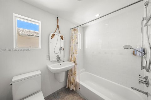 House in Miami Beach, Florida 6 bedrooms, 407.75 sq.m. № 1943896 - photo 28
