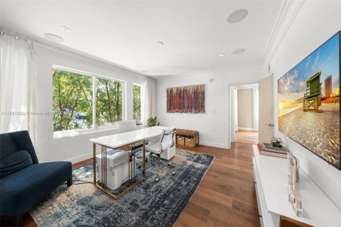 House in Miami Beach, Florida 6 bedrooms, 407.75 sq.m. № 1943896 - photo 14