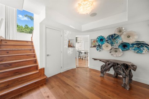House in Miami Beach, Florida 6 bedrooms, 407.75 sq.m. № 1943896 - photo 19