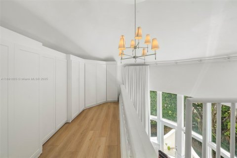 House in Miami Beach, Florida 6 bedrooms, 407.75 sq.m. № 1943896 - photo 24