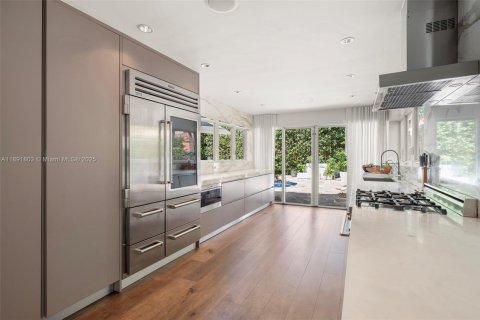 House in Miami Beach, Florida 6 bedrooms, 407.75 sq.m. № 1943896 - photo 17