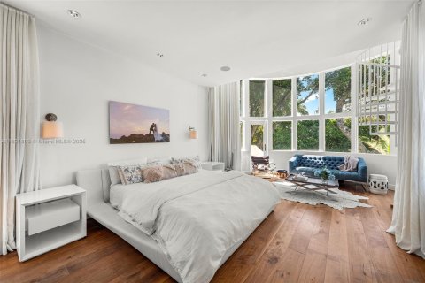 House in Miami Beach, Florida 6 bedrooms, 407.75 sq.m. № 1943896 - photo 20