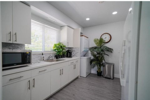 House in Miami, Florida 4 bedrooms, 144.56 sq.m. № 2066215 - photo 12