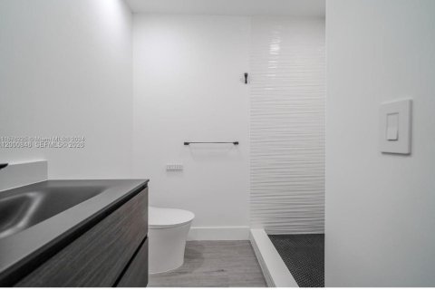House in Miami, Florida 4 bedrooms, 144.56 sq.m. № 2066215 - photo 14