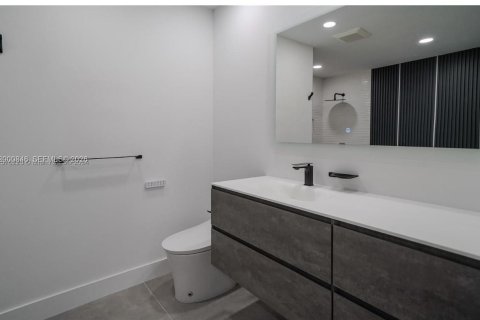 House in Miami, Florida 4 bedrooms, 144.56 sq.m. № 2066215 - photo 15