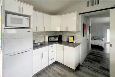 House in Miami, Florida 4 bedrooms, 144.56 sq.m. № 2066215 - photo 13