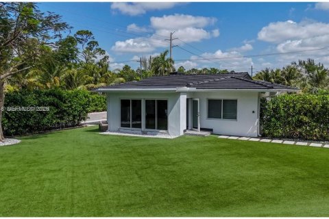 House in Miami, Florida 4 bedrooms, 144.56 sq.m. № 2066215 - photo 20