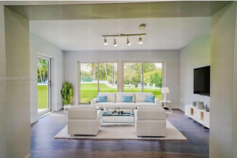 House in Miami, Florida 4 bedrooms, 144.56 sq.m. № 2066215 - photo 11