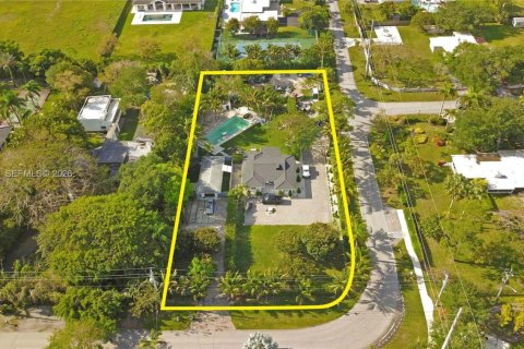 House in Miami, Florida 4 bedrooms, 144.56 sq.m. № 2066215