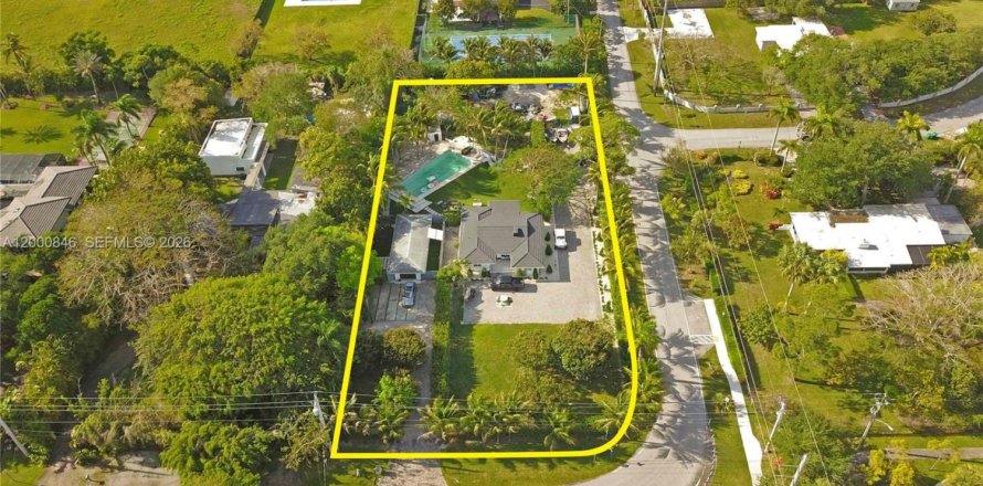 House in Miami, Florida 4 bedrooms, 144.56 sq.m. № 2066215