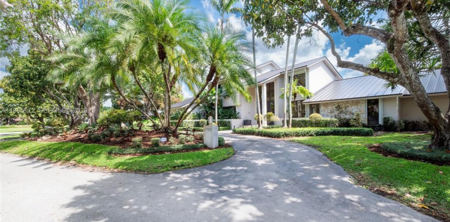 Дом в Майами, Флорида 5 спален, 359.72м2 № 2056058