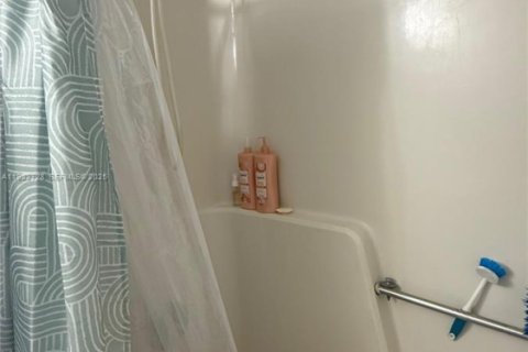 Купить кондоминиум в Бока-Ратон, Флорида 2 спальни, 79.62м2, № 1986860 - фото 17