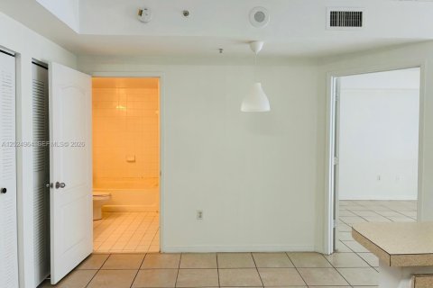 Купить кондоминиум в Майами, Флорида 1 спальня, 63.64м2, № 2085873 - фото 6