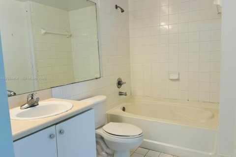 Купить кондоминиум в Майами, Флорида 1 спальня, 63.64м2, № 2085873 - фото 7
