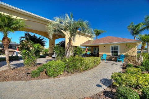 House in Polk City, Florida 1 bedroom, 73.95 sq.m. № 1551779 - photo 1